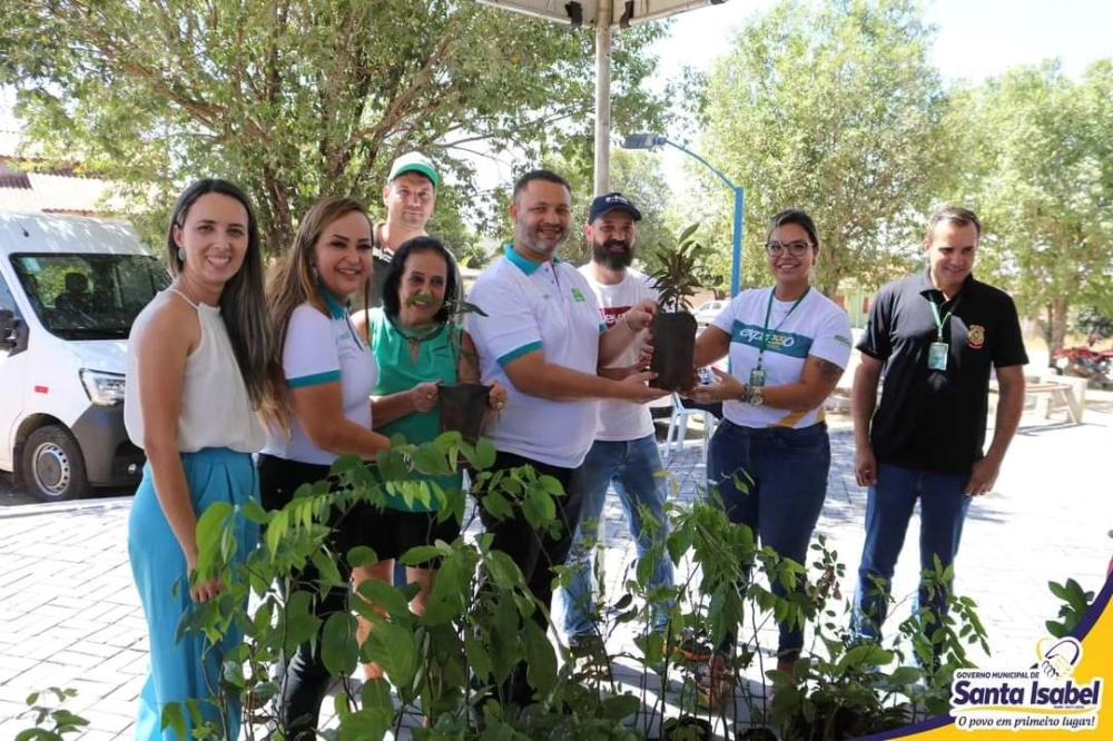 A Secretaria Municipal de Meio Ambiente realizou a distribuição de mudas nativas e frutíferas para a população e os produtores de Santa Isabel
